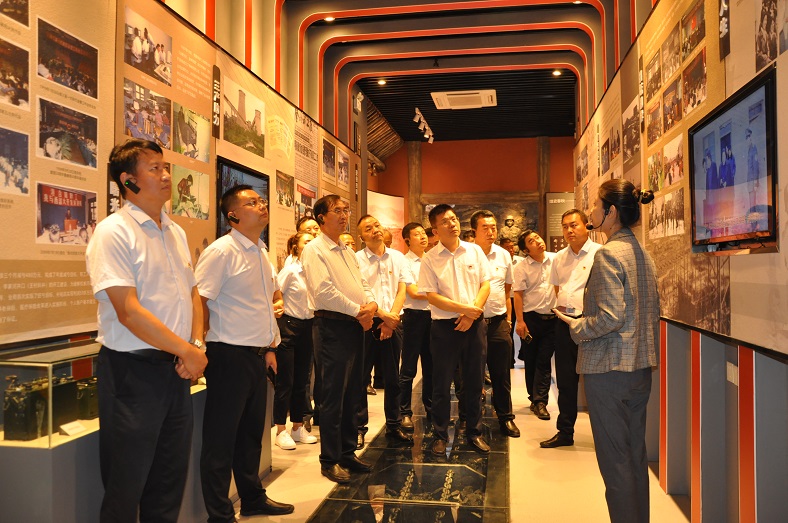 1630030691167279.jpeg 参观文化展厅.jpg