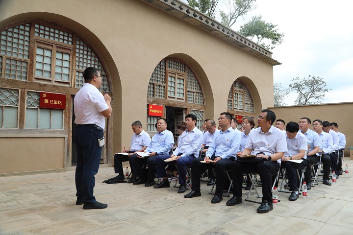 1632750165761733.jpeg 党员们倾听党校教员现场授课.JPG