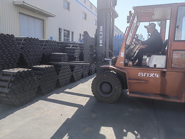 1664329340262048.jpeg 库管怨佚在卸托辊(曹艳拍摄).jpg