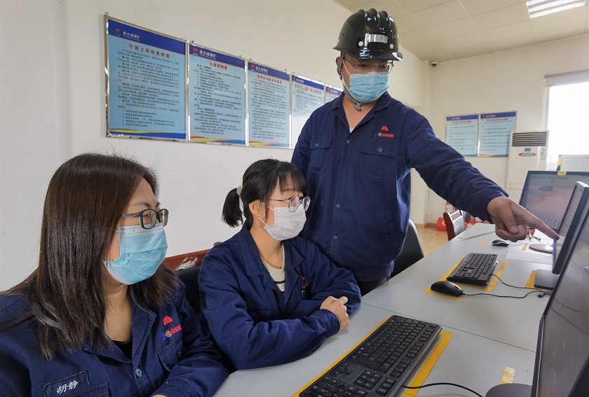 1669598593880159.jpeg »ú½¨³§·ç¾®Öµ°à¶Ó¸É½øÐÐÉ豸ÔËÐÐÇé¿ö²é³ Íõ³¬ Éã.jpg