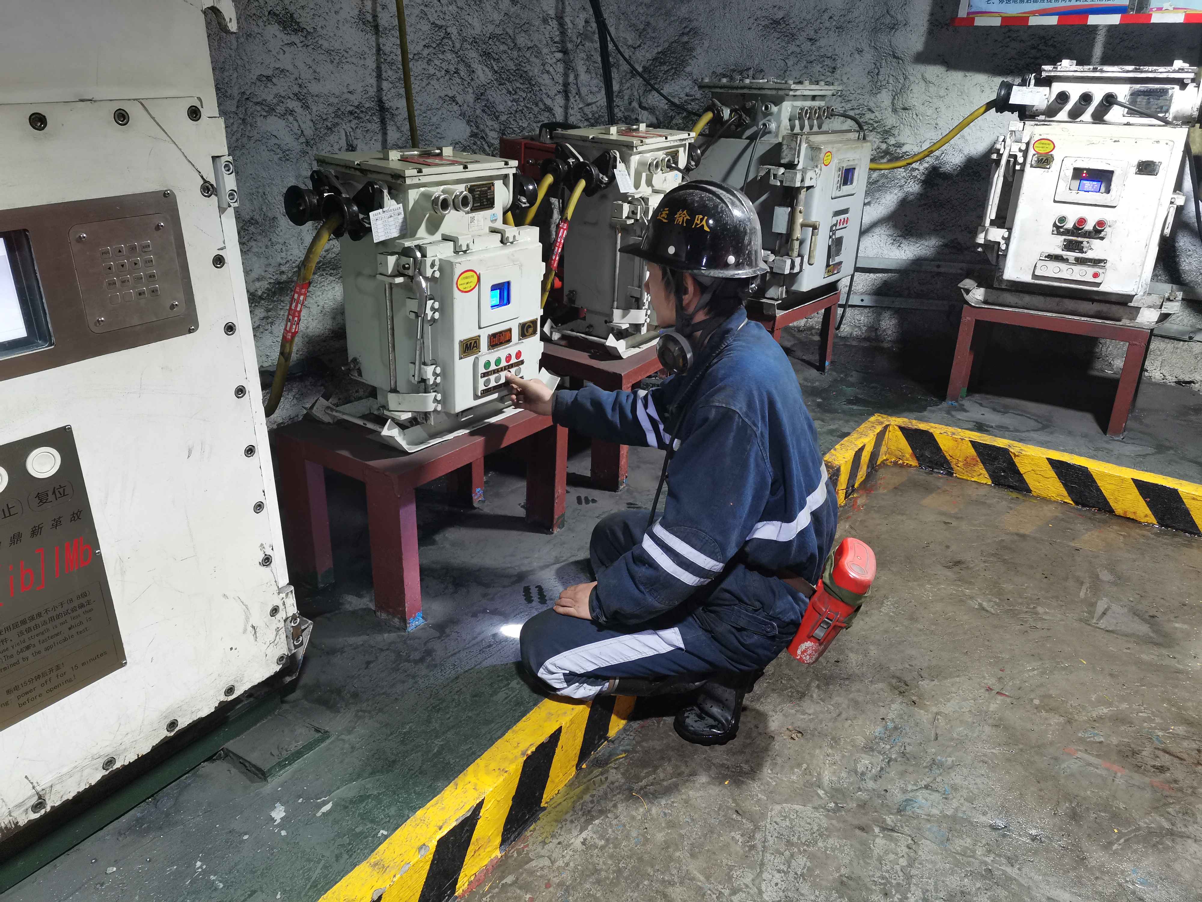 1680157666319065.jpeg 仆从队干在分包区域查抄设备.jpg