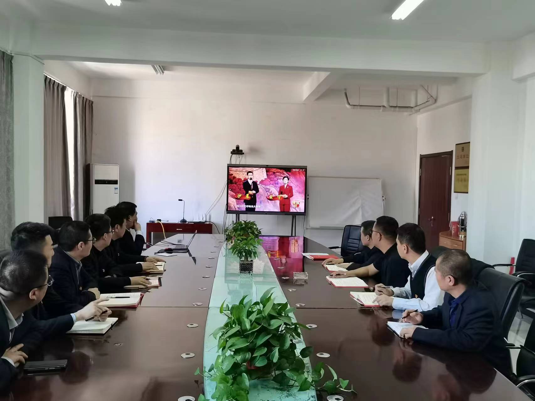 1682758751768672.jpeg 图1:组织党员干部旁观《楷模7》 尚波波提供.jpg