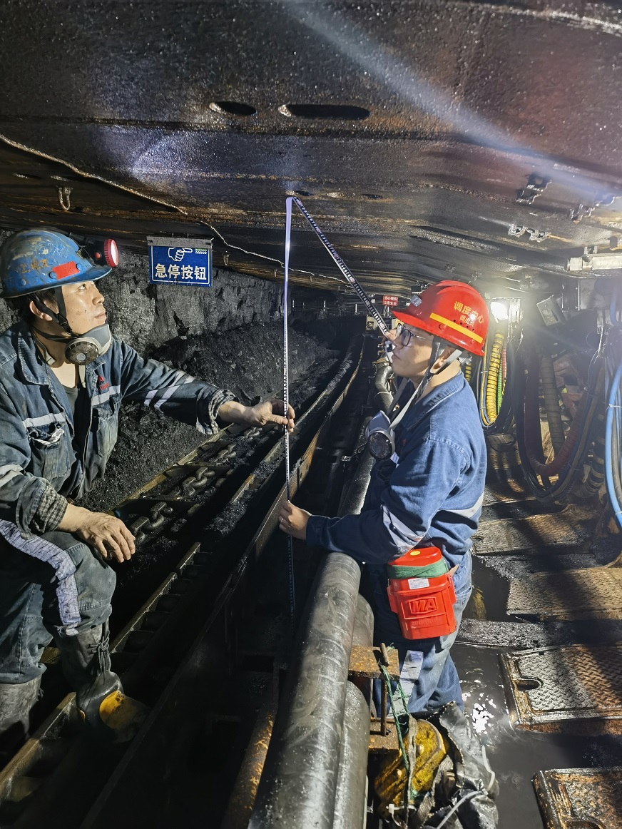1723769920781507.jpeg 综采工作面丈量采高 调度信息中心 惠炜 提供.jpg