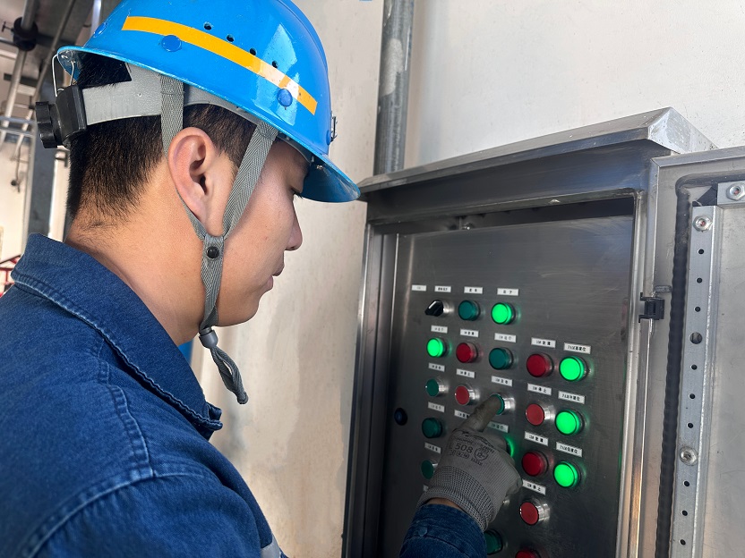 1738543271375651.jpeg 图二:水处置车间工人进行排查工作.jpg