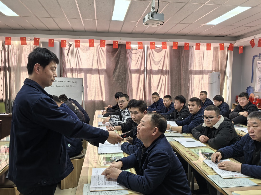 1767057604973943.jpeg 图二:班前会酒精检测.jpg