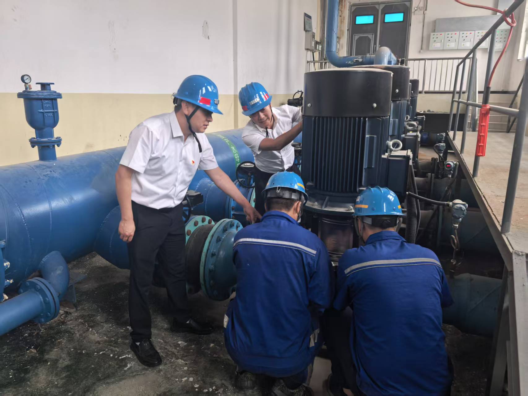 1767057741590679.jpeg ͼÈý£º³µ¼äÕÆ¹ÜÈËÏÖ³¡Áìµ¼Éè±¸ÊØ»¤.jpg